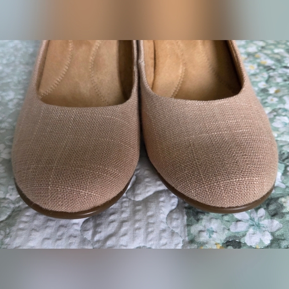 AEROSOLES Women's Tan Wedge Heels - Picture 7 of 7